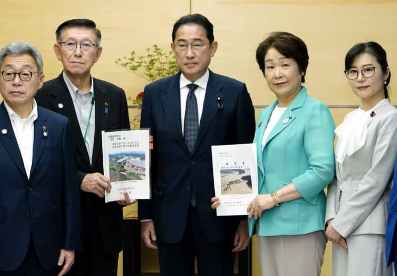 山形・秋田、大雨激甚指定へ　首相「元の生活を取り戻す」