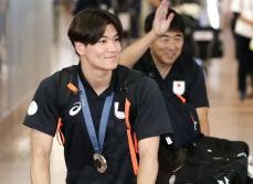 競泳、銀の松下は「実力出せた」　日本代表が帰国