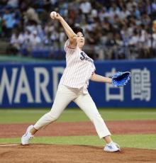 小池都知事、始球式で骨折　全治2カ月、プロ野球試合