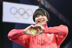 レスリング20歳藤波が「金」　卓球団体女子も決勝へ