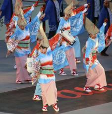 「よさこい祭り」、前夜祭が開幕　高知、昨年入賞チーム演舞