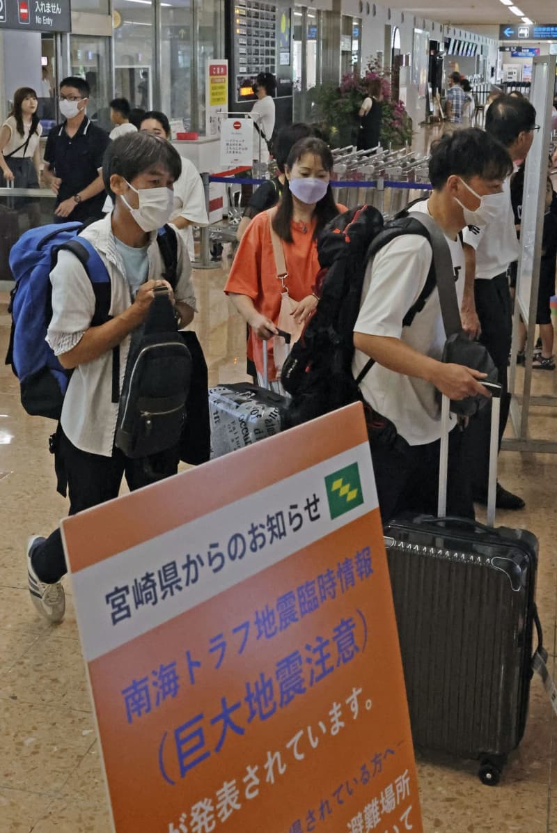 巨大地震警戒の中、帰省ラッシュ　新幹線減速も満席相次ぐ