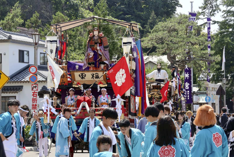 豪華な山車が街道を巡る、江差町　北海道で380年続く祭り