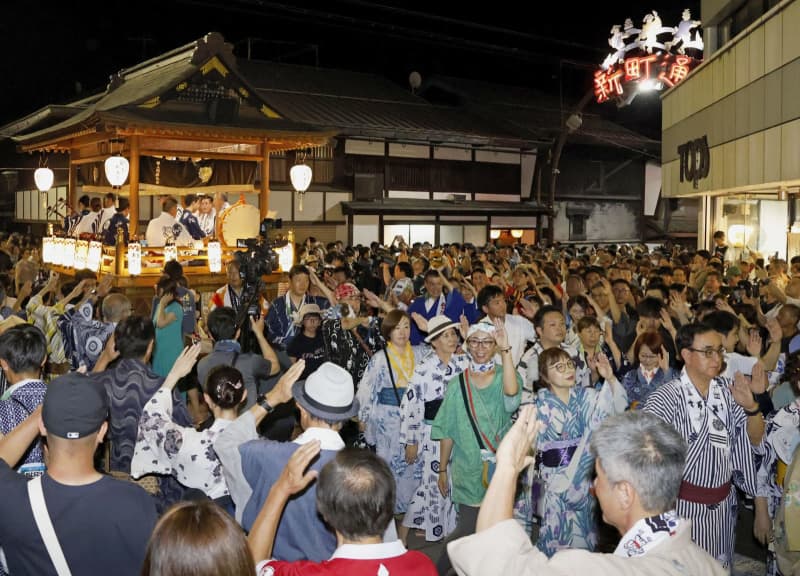 真夏の夜を踊り明かす　岐阜・郡上の風物詩