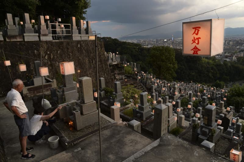 京都・大谷祖廟で「万灯会」　ちょうちん1万個、先祖しのぶ