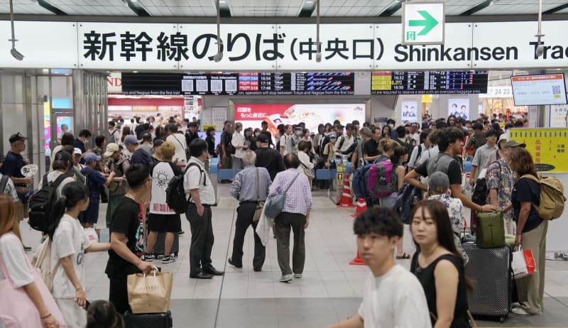 台風7号がお盆休み終盤直撃　駅混雑、帰省客ら窓口に長い列