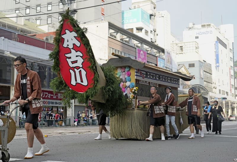 爆竹鳴らし故人を送る　長崎、伝統の精霊流し