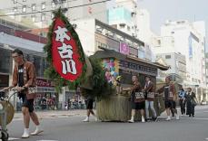 爆竹鳴らし故人を送る　長崎、伝統の精霊流し