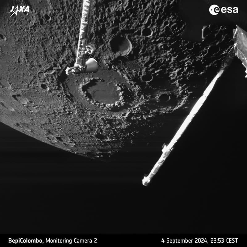 水星のクレーター鮮明に　日欧探査機、旅の途中撮影