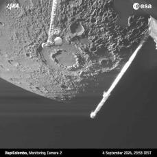 水星のクレーター鮮明に　日欧探査機、旅の途中撮影