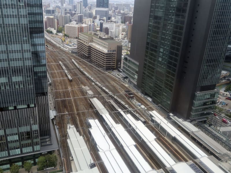 大阪駅行き交う電車一望　直結ホテルに特別ルーム