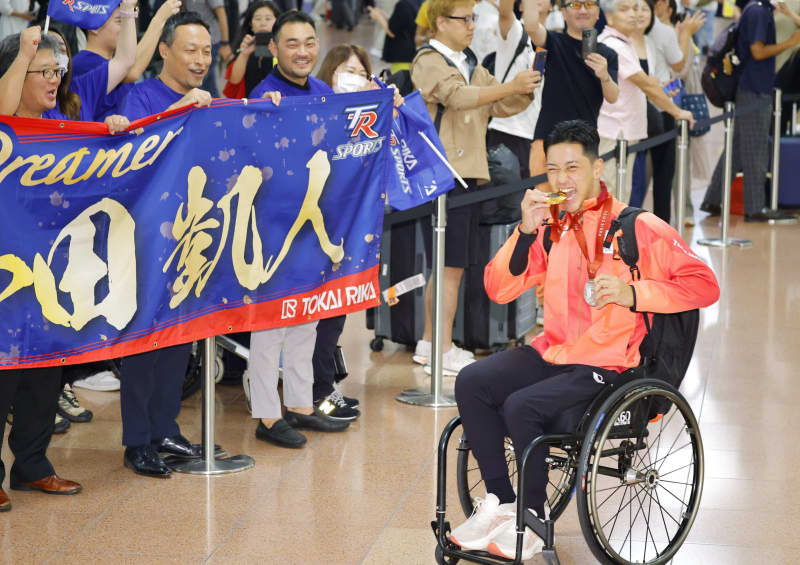 小田凱人、金メダルかんで喜び　車いすテニス、上地結衣らが帰国