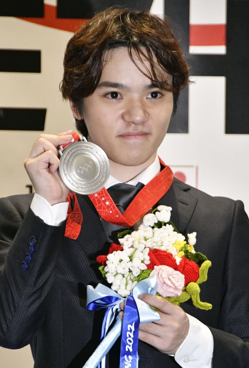 宇野昌磨さん、団体銀メダル手に　北京五輪、スケート人生誇らしい