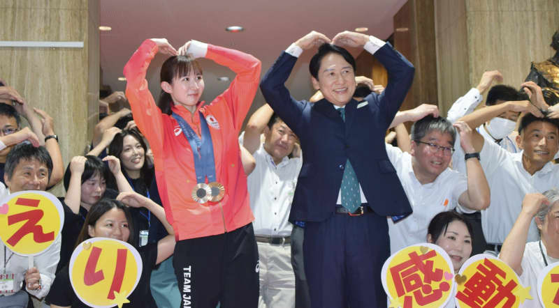 卓球・早田選手「応援のおかげ」　北九州市長に五輪メダル報告