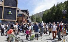 富士山、「弾丸登山」が9割減か　山梨側初規制、全体も抑制