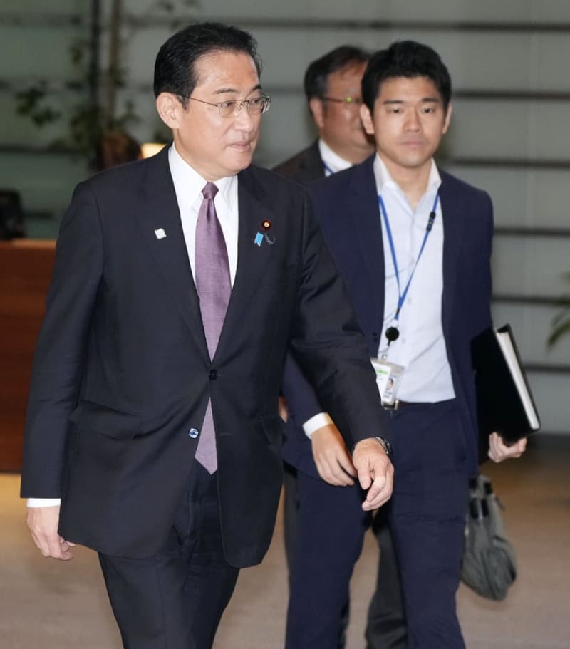 首相、長男ら歴代秘書官と会食　退任控え慰労か、更迭の荒井氏も