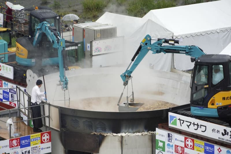 山形で日本一の芋煮会、秋味堪能　雨の中、豪快大鍋3万食