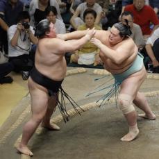 琴桜6勝目、豊昇龍は五分　大の里勝ち越し、単独首位守る