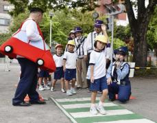 幼稚園児30人に交通ルール指導　浅草署、横断歩道を渡る練習