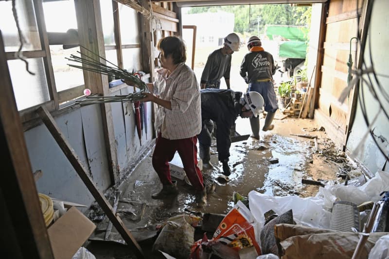 能登豪雨、泥かき出す住民ら　「またこんな目に…」