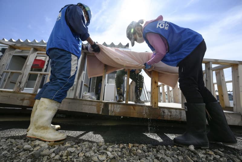 能登、県の災害ボランティア始動　浸水した仮設住宅の泥除去