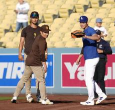 大谷がダルビッシュ、松井と談笑　パドレスとの試合前に