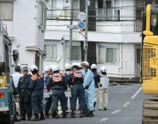 広島市で道路陥没、建物傾く　水道管が破裂か、けが人なし