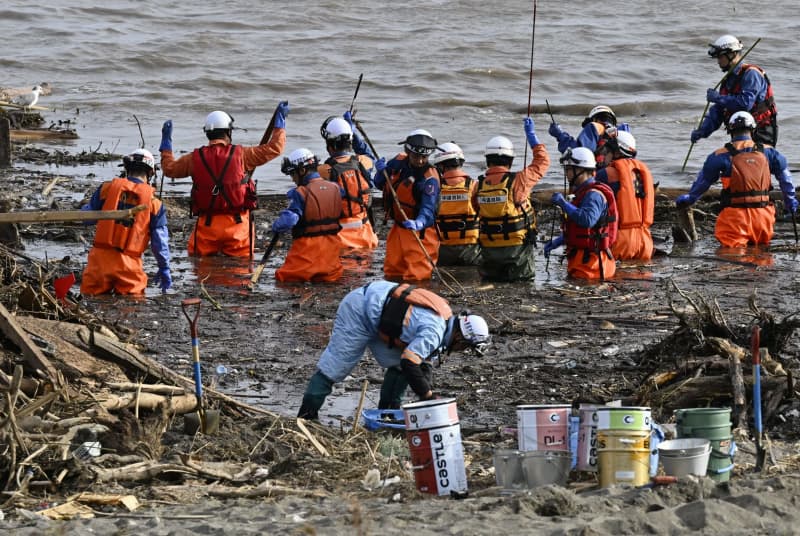 能登豪雨、不明者の捜索態勢強化　続く被災、土砂片付けに奔走