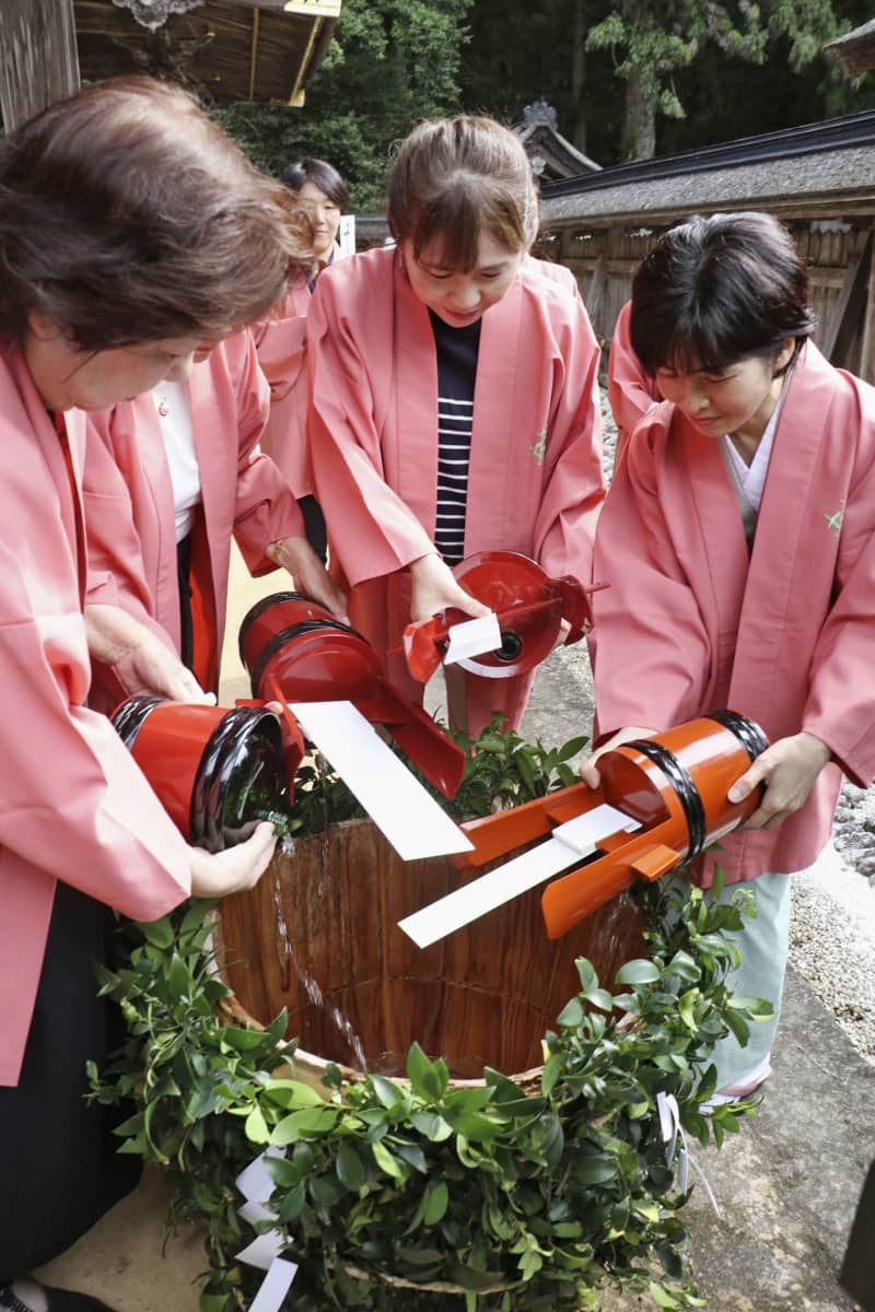 熊野本宮大社で「献湯祭」　和歌山、温泉郷の繁栄祈る