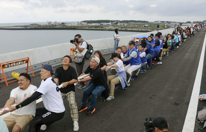 2県結ぶ新たな橋上で綱引き　和歌山と三重、道路完成