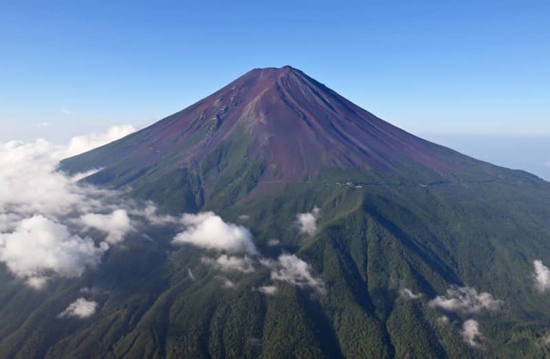 初規制の富士登山者は20万人　山梨側16％減、静岡側は6％増