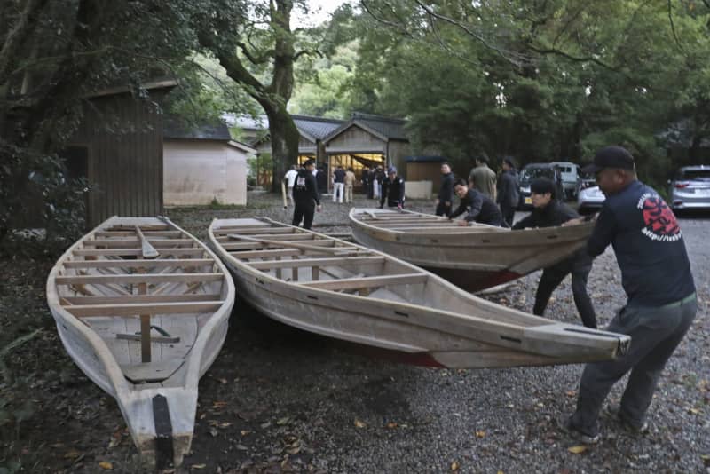 和歌山、御船祭の早船蔵出し　世界遺産・熊野速玉大社