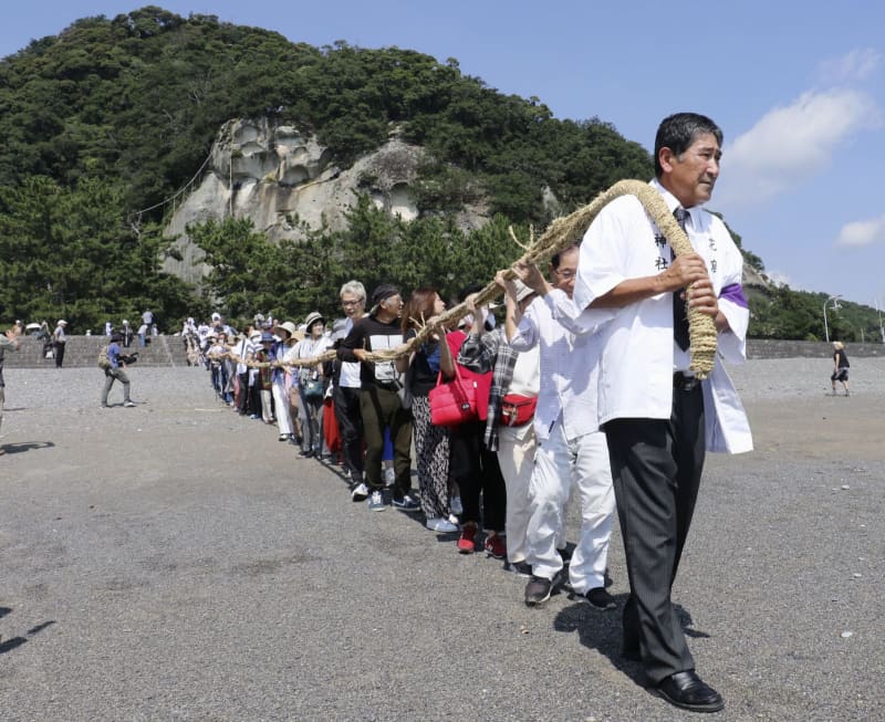 熊野、花窟神社で秋の例大祭　力合わせて170m大綱引き