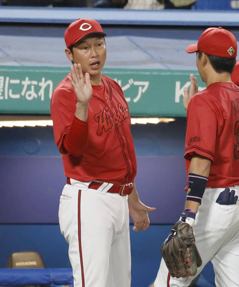 広島の新井監督続投へ　守り勝つ野球で優勝争う