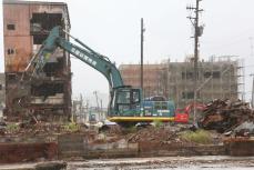 地震損壊建物の解体、豪雨で遅れ　能登半島の被災地、中断も