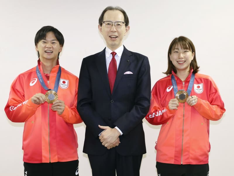 元ワタガシ、福島に銅メダル報告　バド混合、中高生時代を過ごす