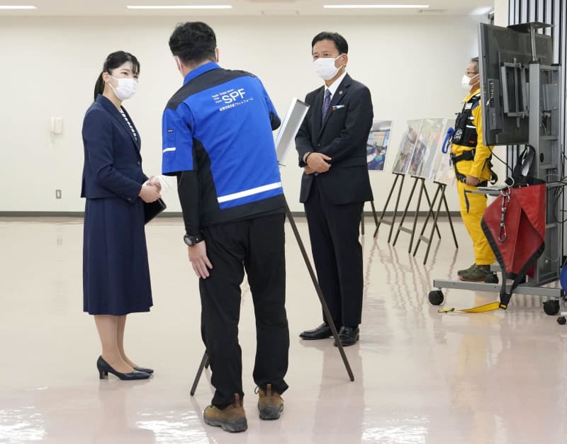 愛子さま、県赤十字センター視察　佐賀、工房で紙すきも体験