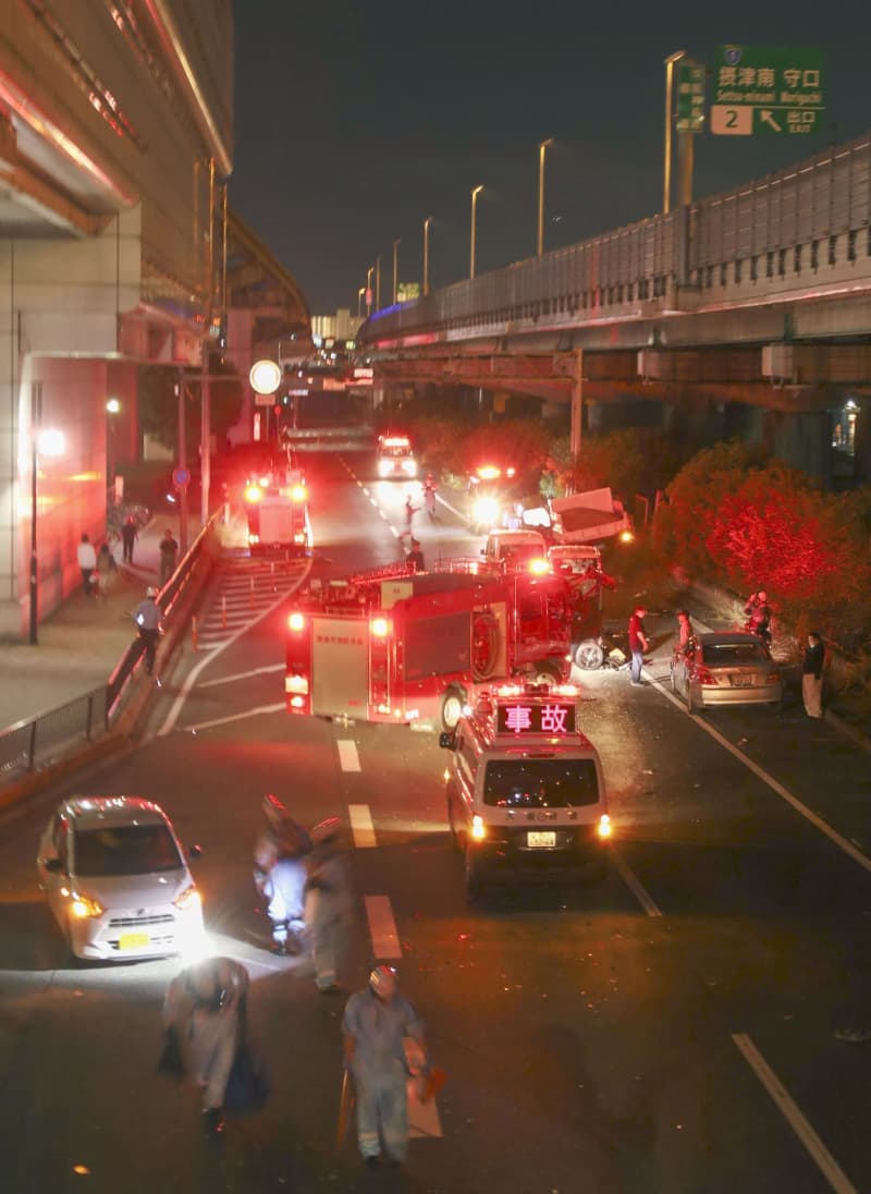 大阪で車17台絡む事故6人けが　摂津の中央環状線