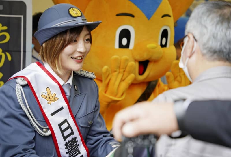 柔道の角田夏実選手が一日署長　もうけ話は「ともえ投げ」