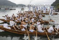 水しぶき上げ早船競漕　和歌山・熊野速玉大社