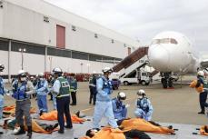 成田空港、機体使い大規模訓練　羽田事故念頭に夜間実施