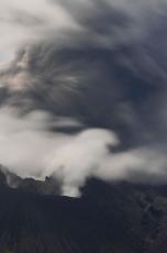 桜島で噴火、噴煙4000m　宮崎にも降灰予報