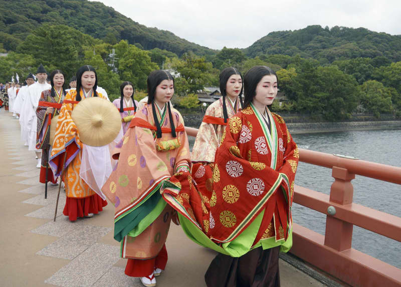 紫式部、京から越前への旅　平安装束まとい行列再現