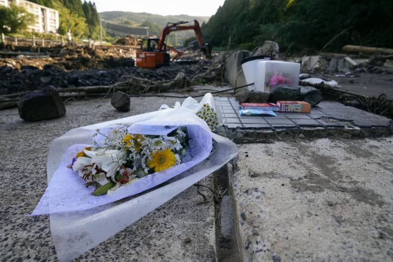 能登豪雨1カ月、輪島で黙とう　残る爪痕、犠牲者悼む