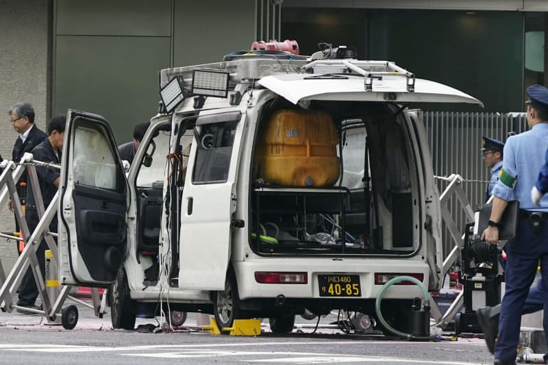 車に複数のカセットボンベ　襲撃容疑者、殺虫剤と噴霧器も