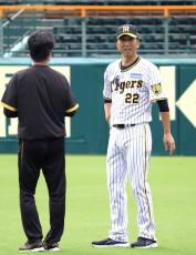 藤川球児新監督「22」で指導　阪神、秋季練習開始