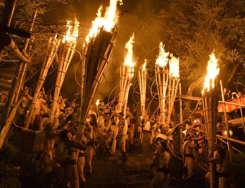 たいまつ、闇夜に燃え盛る　京都・鞍馬の火祭