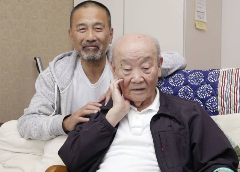 前川さん、91歳父と喜びの握手　再審開始決定を報告、福井