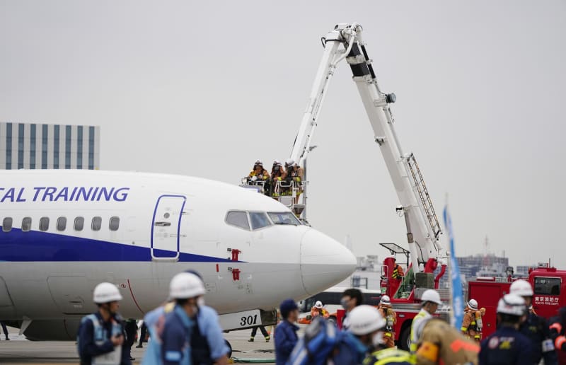 羽田空港で大規模事故訓練　日航機と海保機の衝突受け