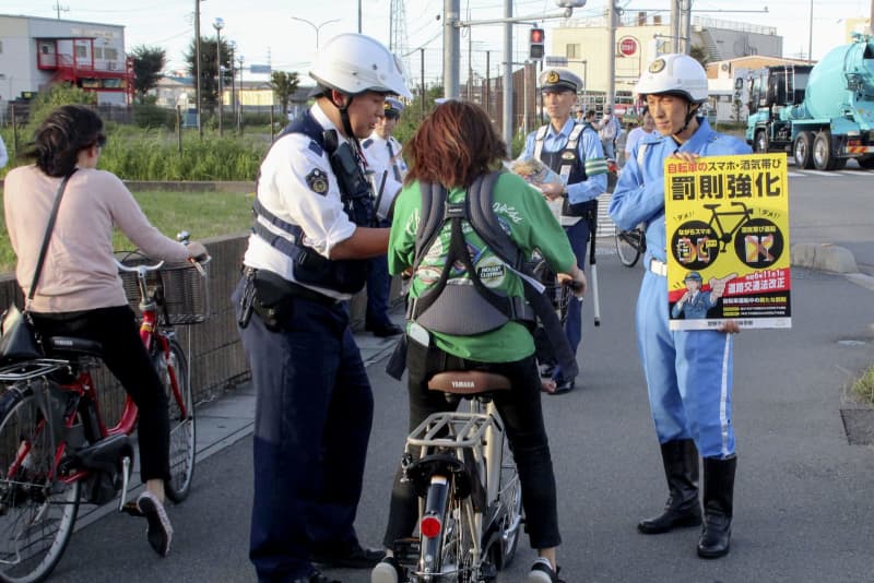 自転車「ながら運転」の罰則周知　警視庁と埼玉県警が草加市で